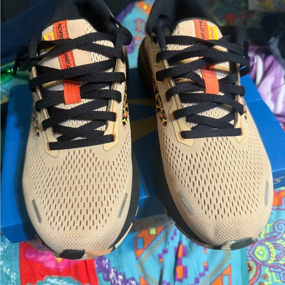 Brooks adrenaline GTS like new! - Picture 9 of 10